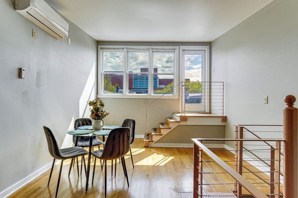 Stylish Downtown Loft: Rooftop Patio + 2 King Beds