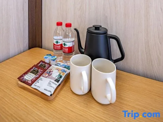 yilong Hotel (Beijing  National Library Subway Station)