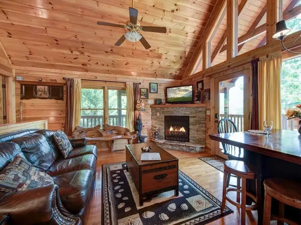 Artistic Mountain 2 Bedroom Home with Hot Tub