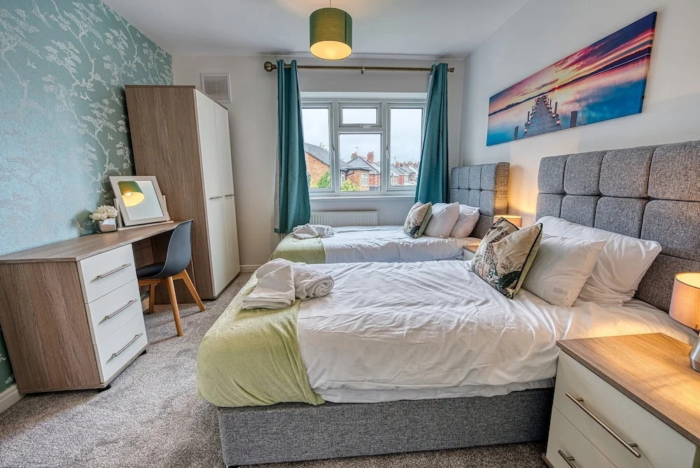 Modern 3BR House Wednesbury Garage