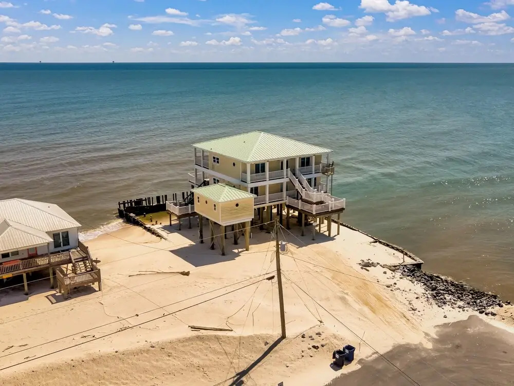 Shamrock Shores Bottom Floor - Large gulf front deck and a private sea wall for fishing! Rent as a 4 or 6 bedroom! 4 Home by RedAwning