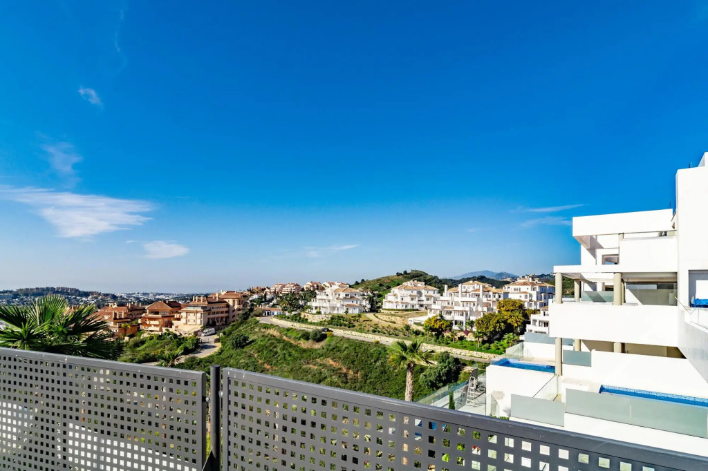 LMR- Luxury apartment, private pool. Families only