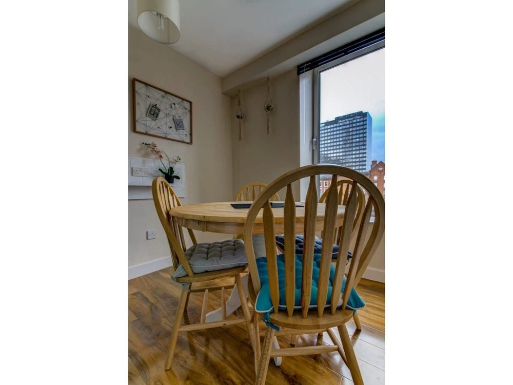 Stylish and Charming City Centre apt for 6