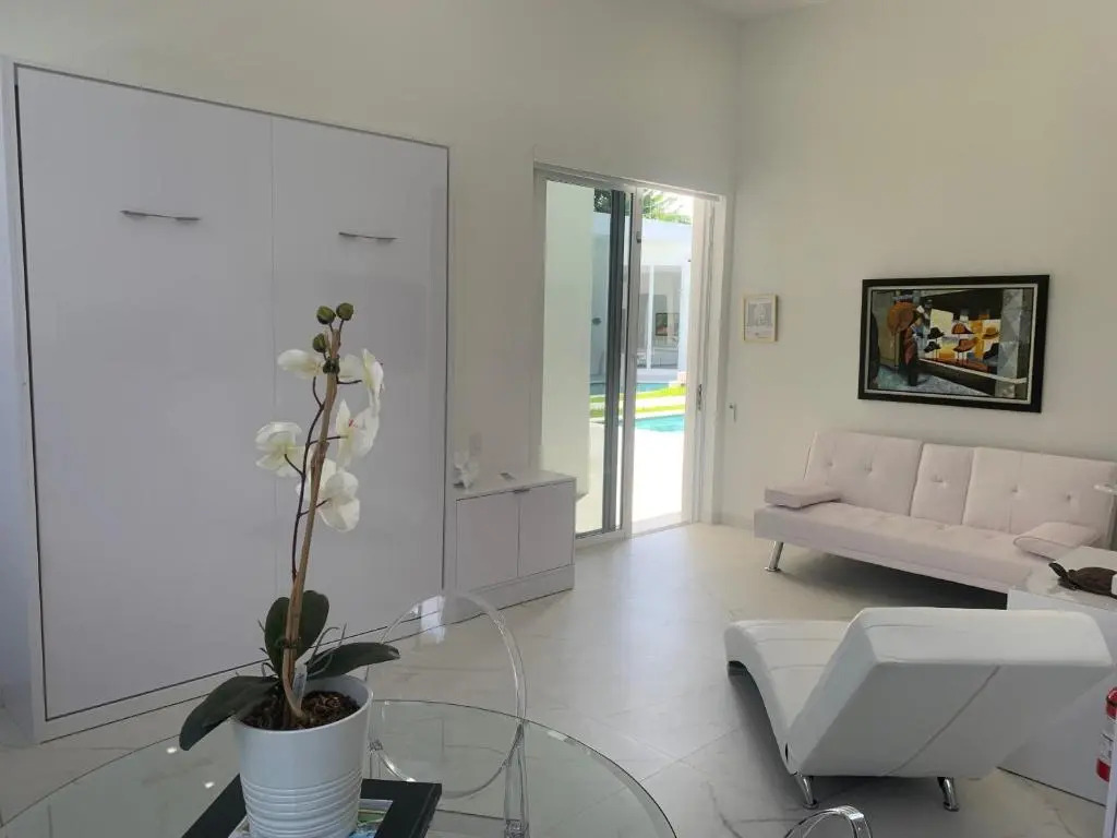 Men only clothing option guesthouse near Wilton Manors