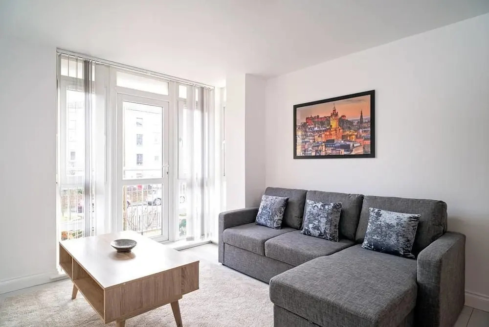 Modern Bright Apartment Near Centre