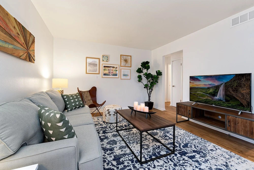 Couple’s Getaway | Dog Friendly, Bike to Old Town!