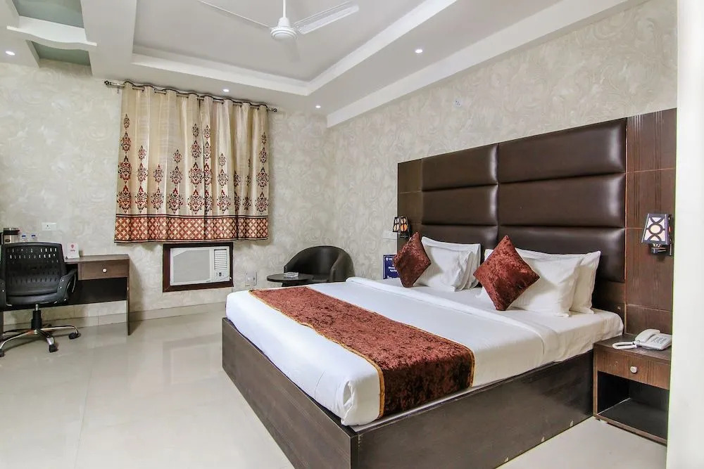 OYO 11532 Hotel SR Grand
