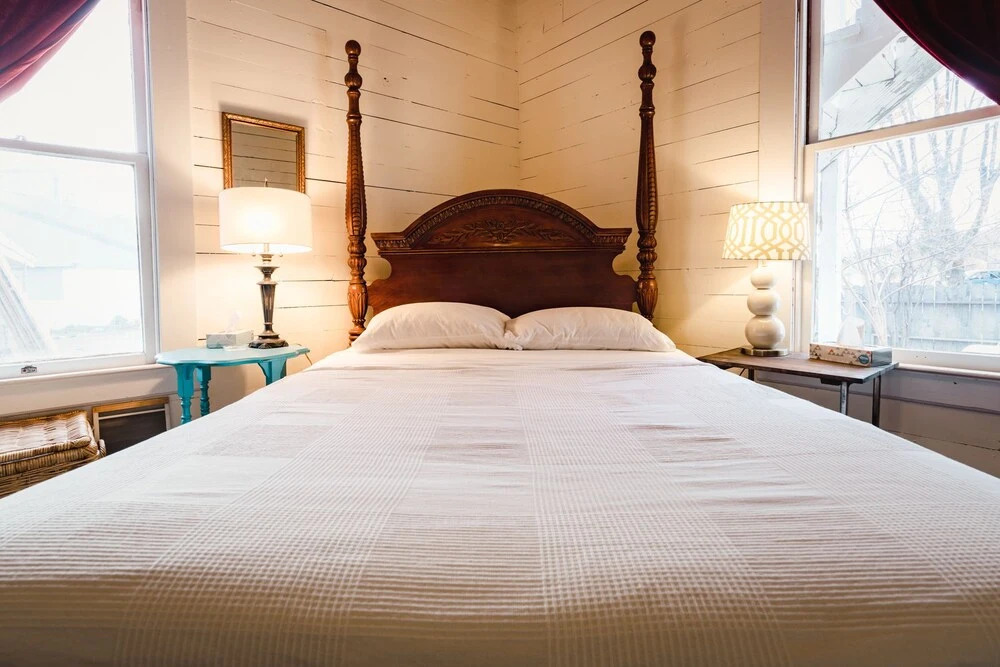 The Gilded Drifter Inn