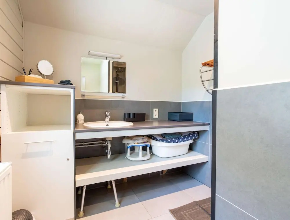 Beautiful, Luxury Home with Sauna, Hot Tub, Private Bathrooms