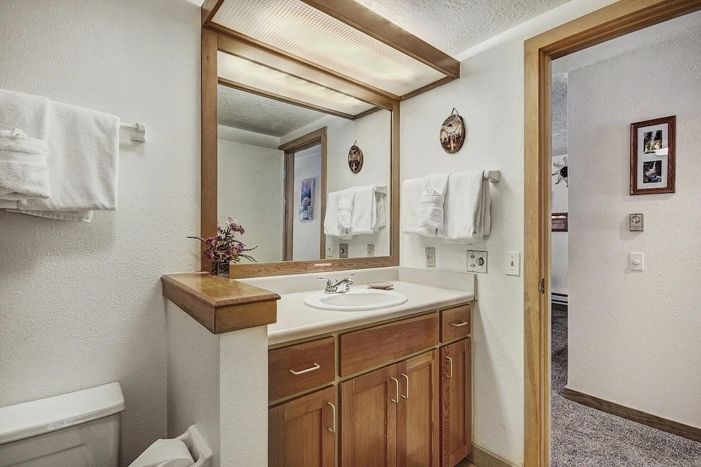 2062 The Pines 2 Bedroom Condo by RedAwning