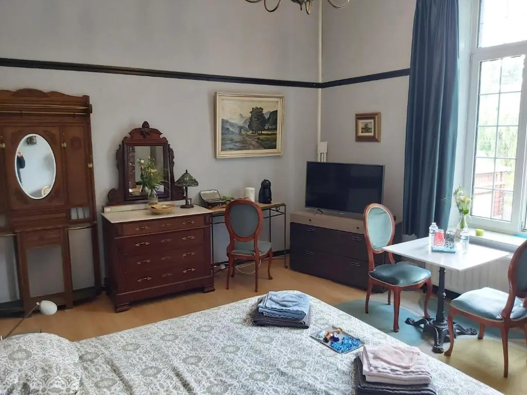 Château Lambert Moulinsart Hotel, shuttle airport, long term parking, snooker, large terrasse, dinner, breakfast