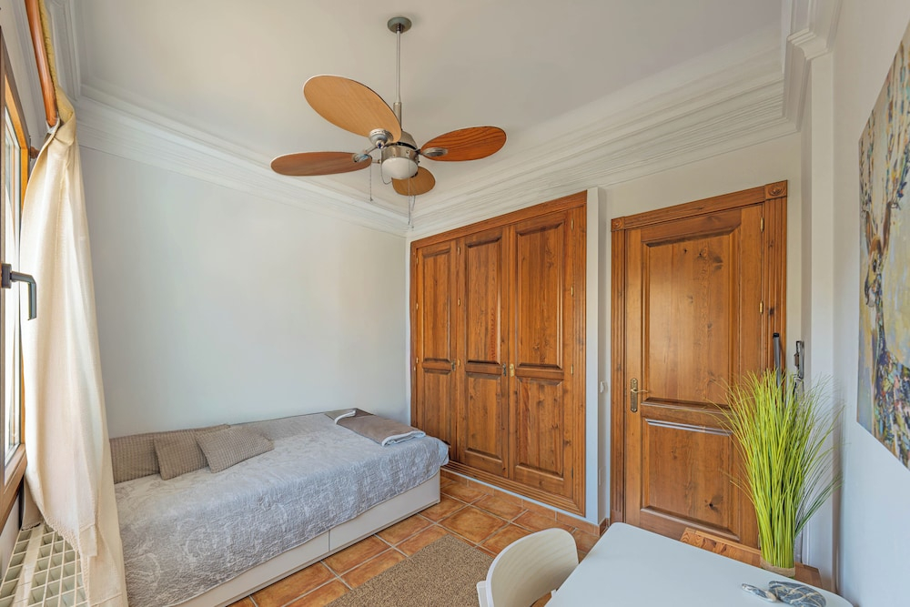 Spacious 4BR Townhouse - Rooftop Terrace