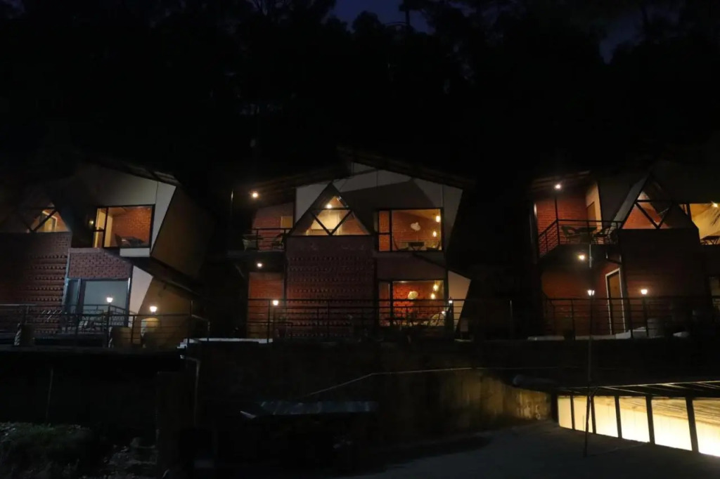 StayVista at tatvam-Mountain views & EV Station