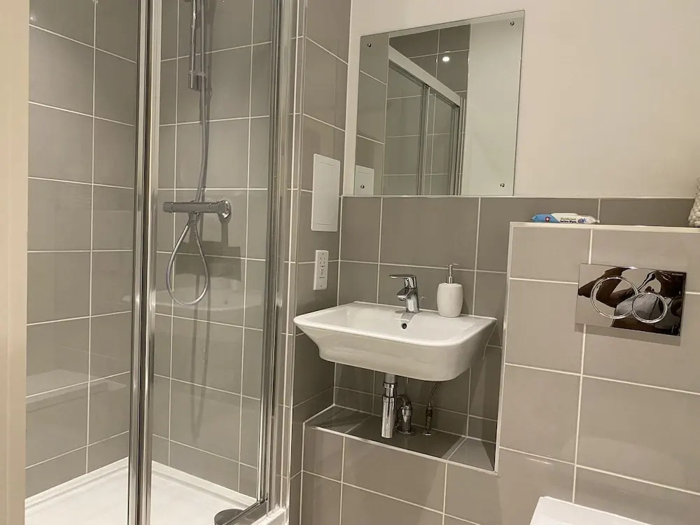 Cosy Stunning two Bed Apartment With Balcony
