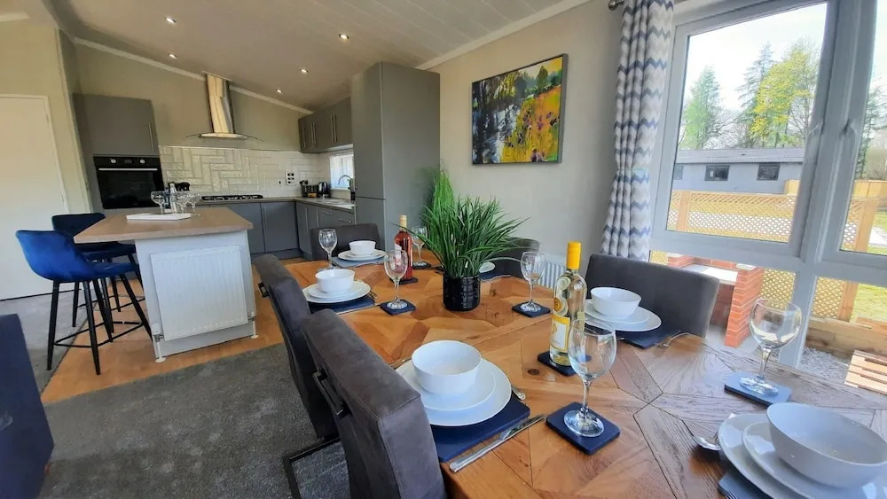 Hollicarrs - Lilypad Lodge