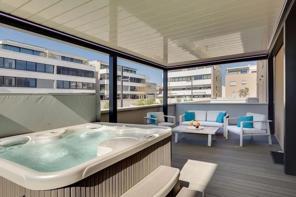 Shell Luxury Residences with Pool and Whirlpool