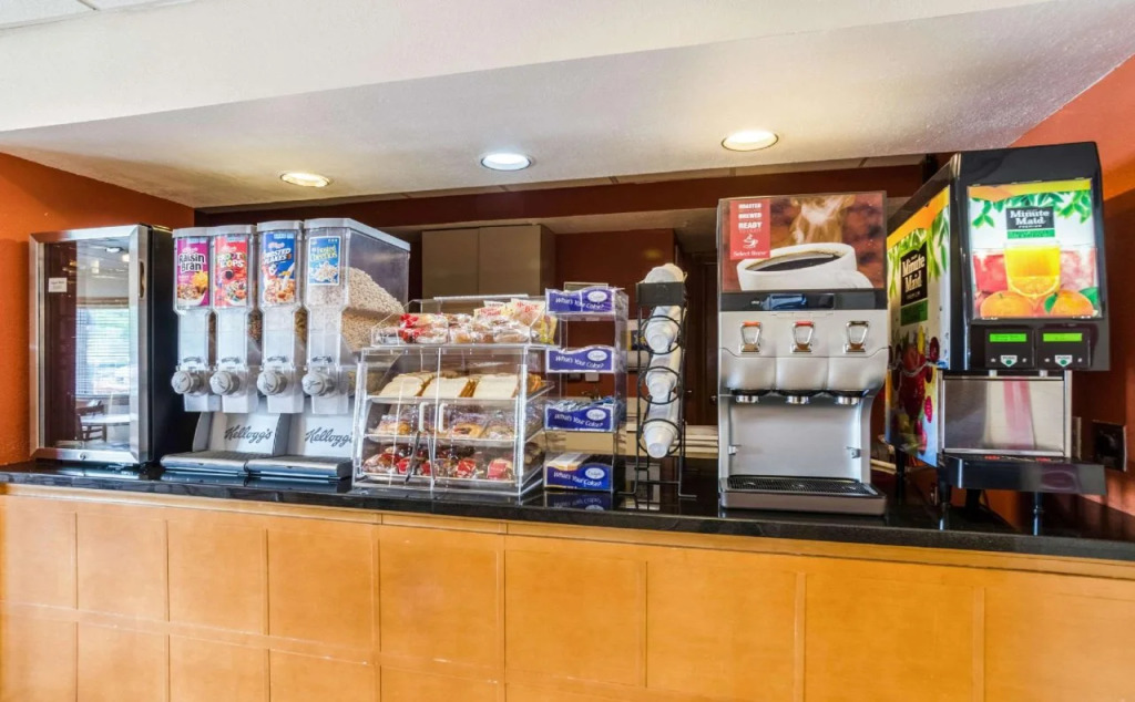 Econolodge Inn & Suites