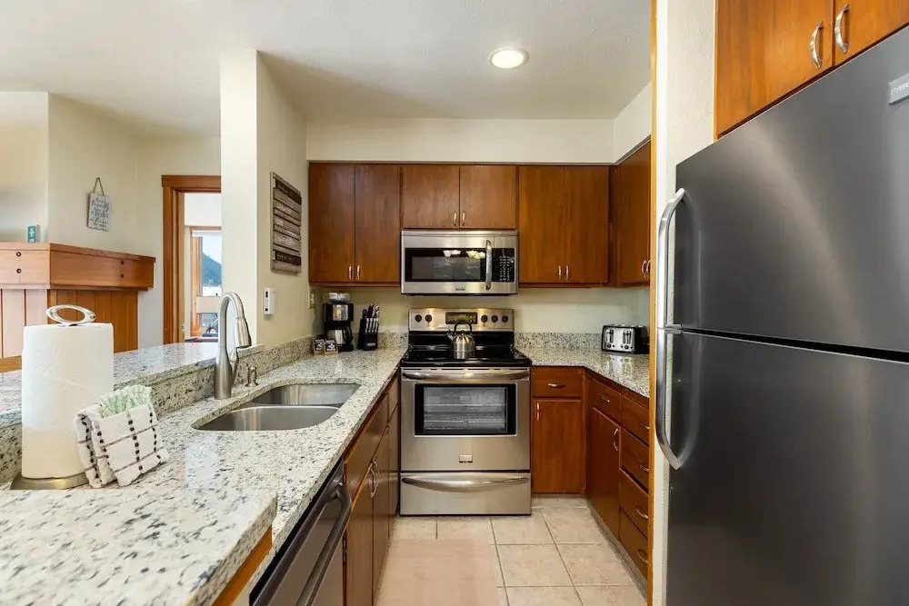 1483 Lakeside 1 Bedroom Condo
