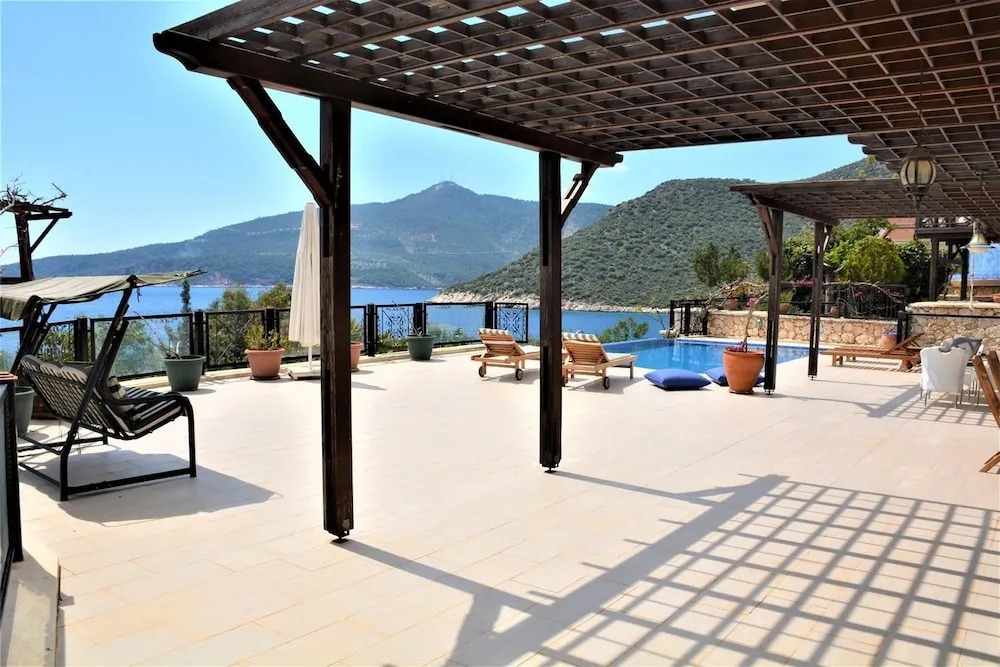 Villa Yellow
