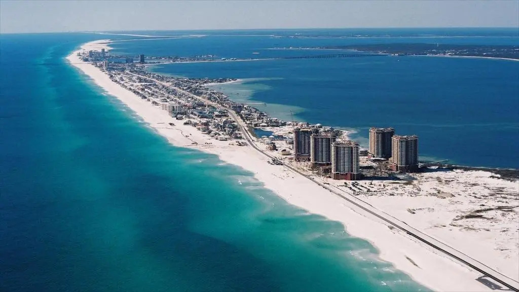 Life's a Breeze! Updated 3B Home 10 min to Beach!