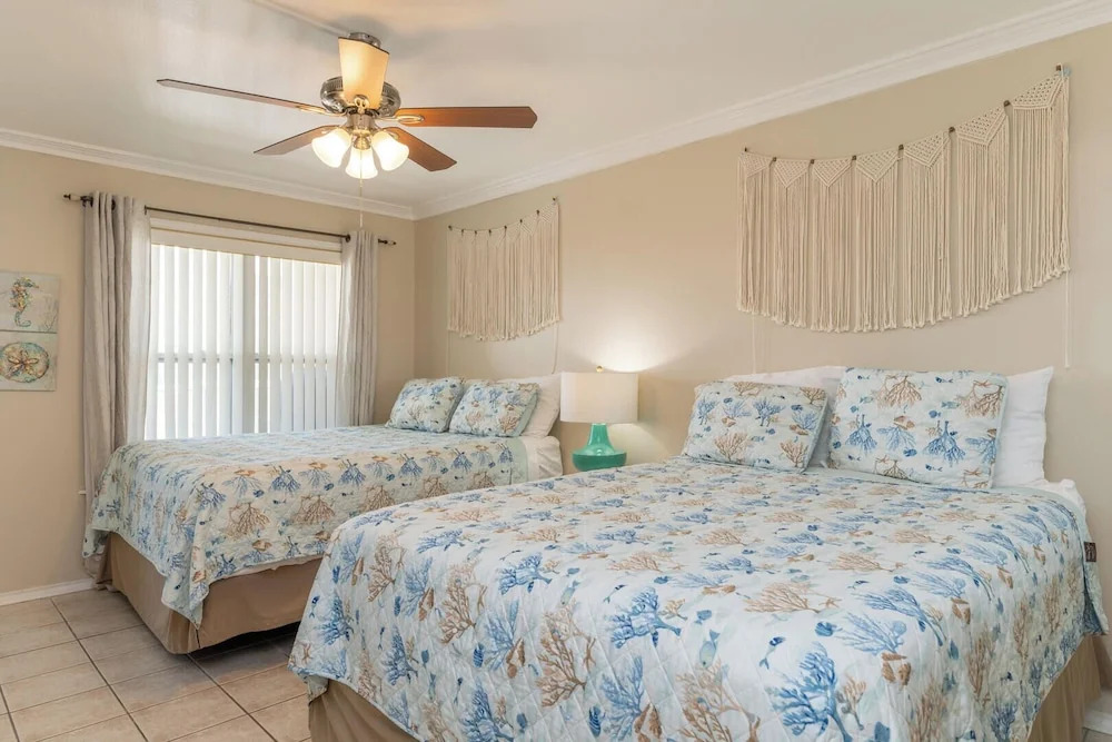 Walk to Beach From Beautiful one Bedroom Condo!
