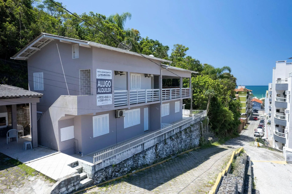 Casa com 3 dormitórios a poucos metros da praia de Bombas
