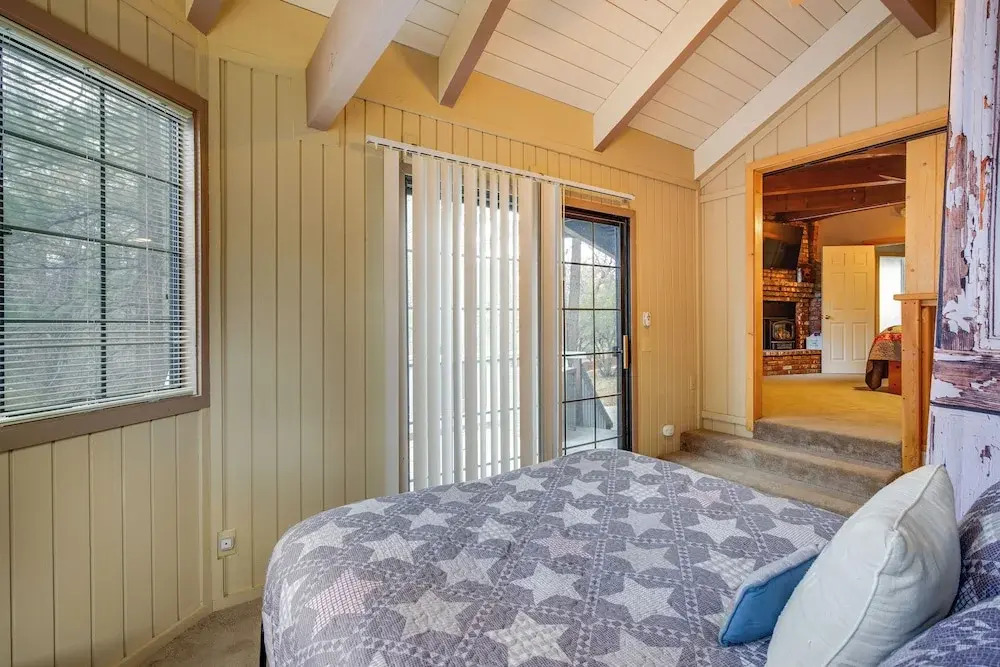 Big Bear Cabin w/ Hot Tub < 3 Mi to Skiing!