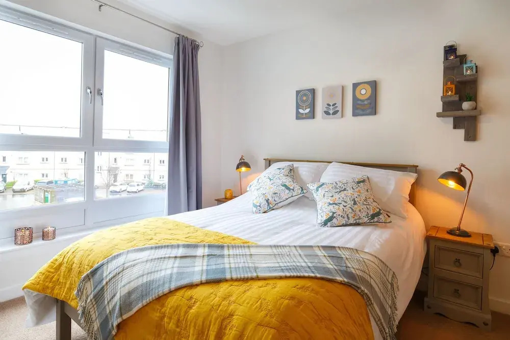 Luxury Apt. Next to Station