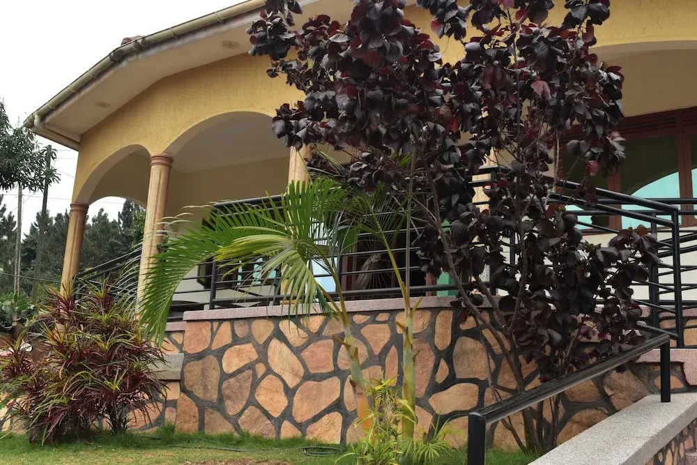 Kampala 5-beds, Sleeps 8 With Garden & Parking