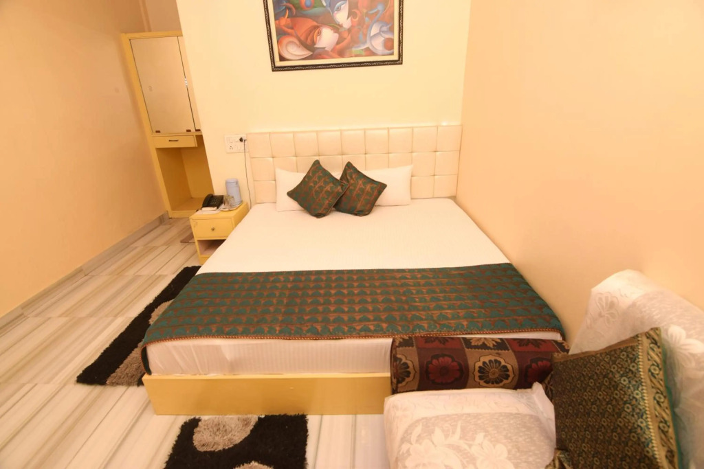 DS Residency-Near Varanasi Jn Railway station N Temples-Parking-Free Wi-Fi