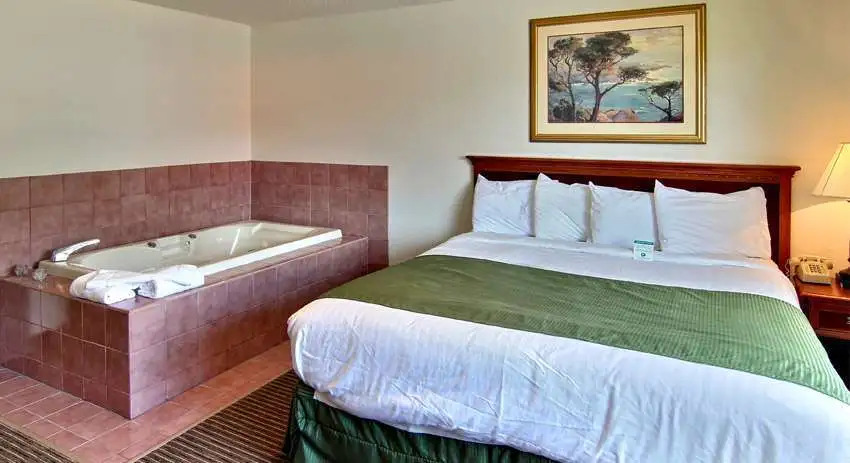 Days Inn & Suites by Wyndham Traverse City