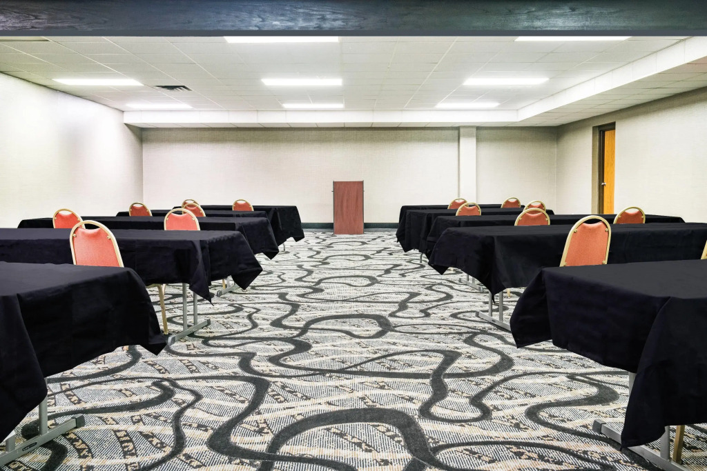 Days Inn & Suites by Wyndham Wausau
