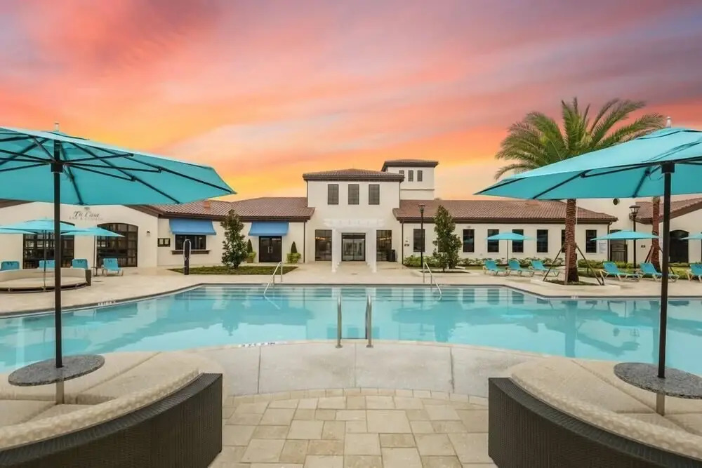 Beautiful Townhome W/private Pool 7 mi to Disney