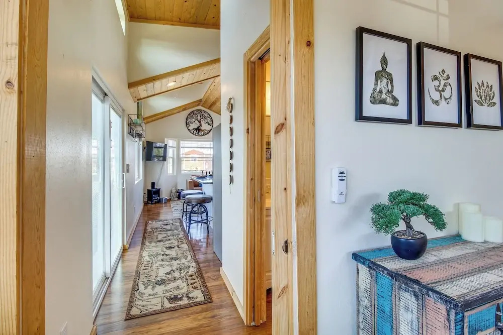 2 Mi to Rainbow Lake: Lovely Lakeside Tiny Home