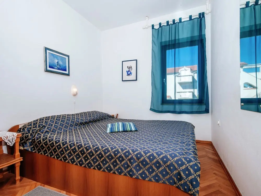 Spacious First Floor Accomodation With 2 Apartments, Near the Beach