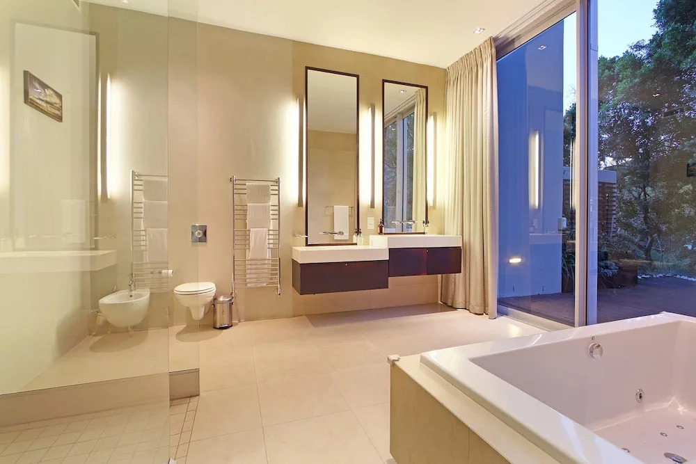 Sea View 3bed Apt w Pool Near Beaches Glen Sunsets