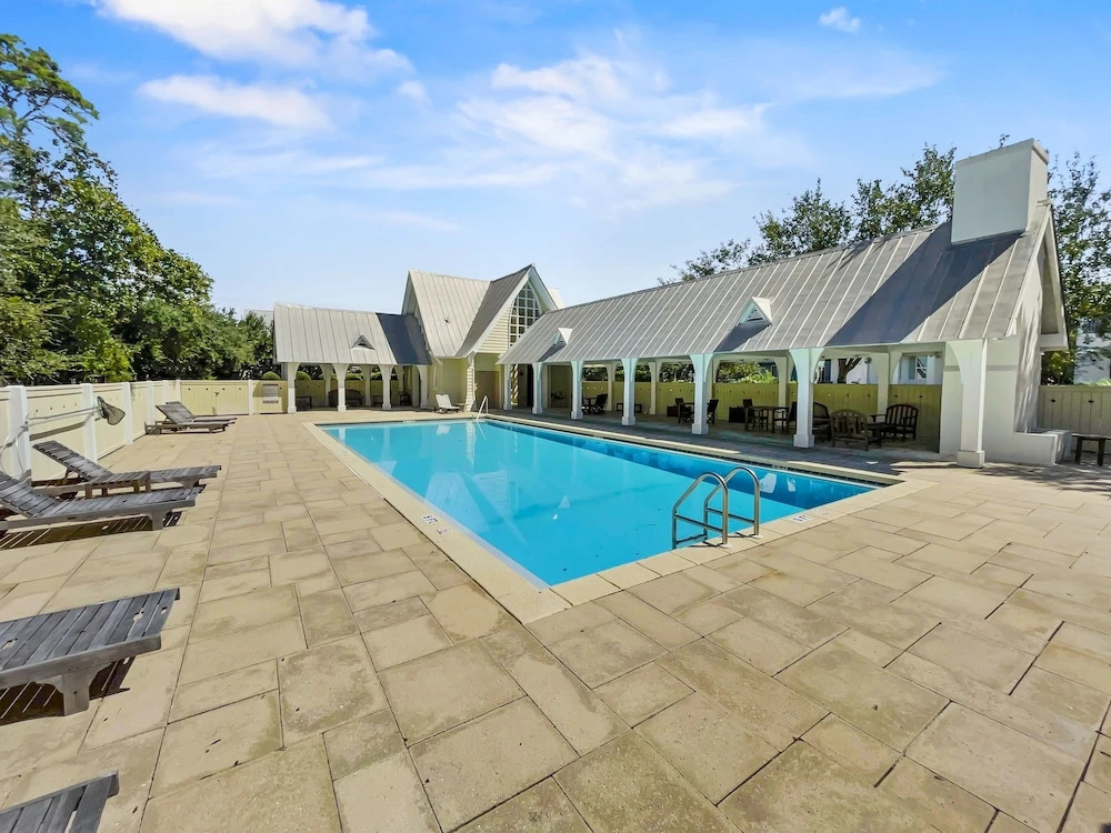 Magnolia Manor 5 Bedroom Home by RedAwning