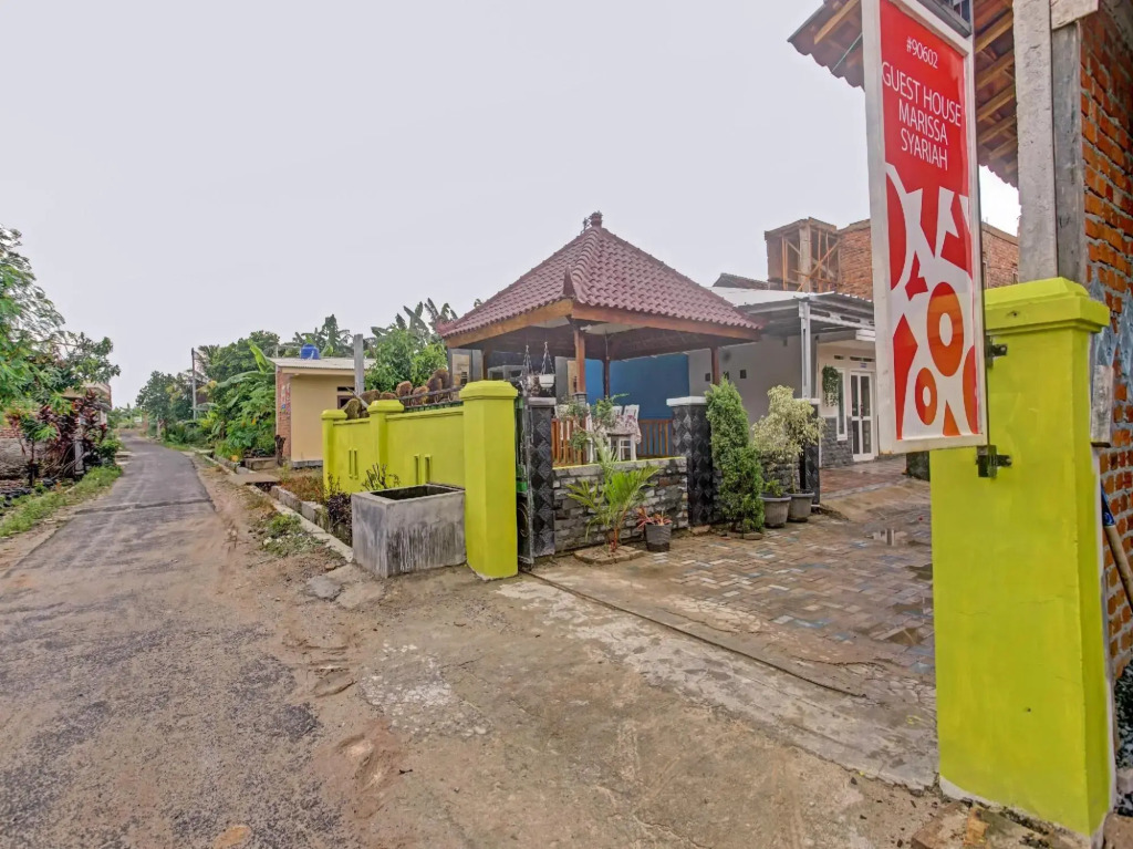 OYO 90602 Guest House Marisa Syariah