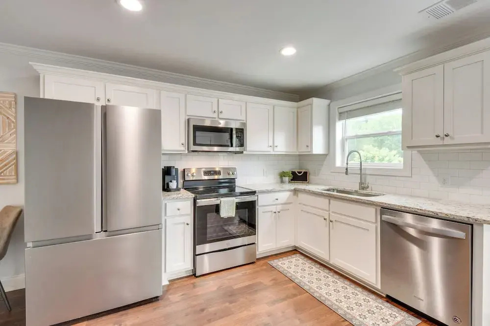 Steps to River + Shops: Downtown Helen Retreat!