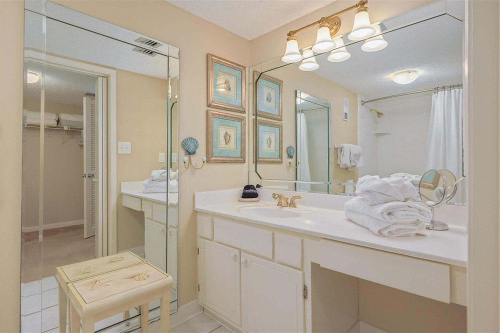 Shoreline Towers 1055 2 Bedroom Condo