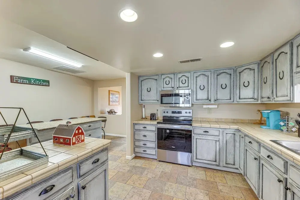 Near Golfing & Green Spaces: Florence Family Home!