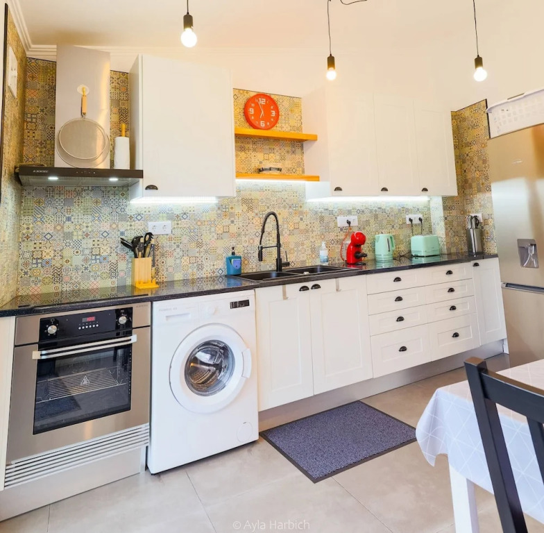 Character 2BR Upper Retreat With BBQ Terrace Parking