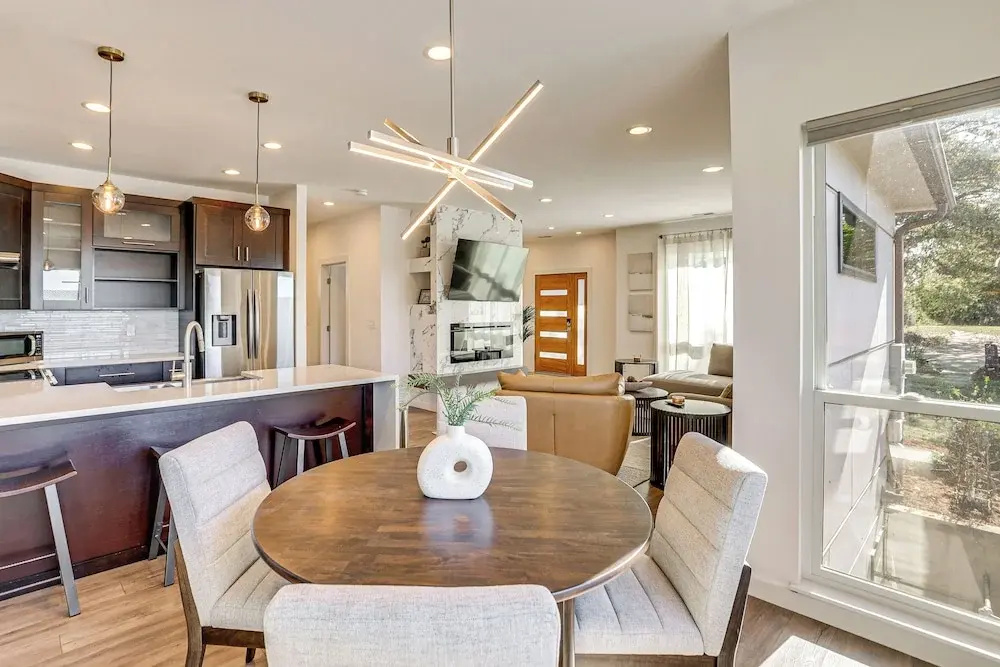 4 Mi to Dtwn Greenville: Group-ready Home w/ Yard