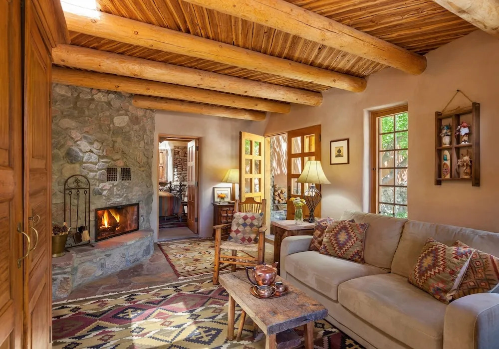 Delightful Home W/ Courtyard, Hot Tub & Fireplaces Home