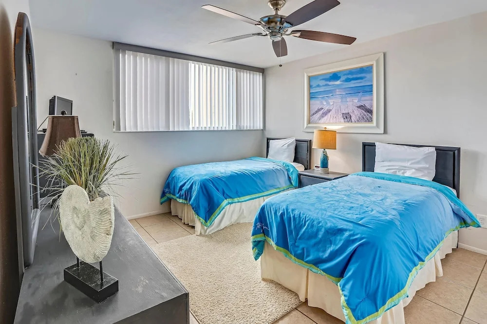 Trillium 1C Beach Front Condo With Private Balcony/updated/pool