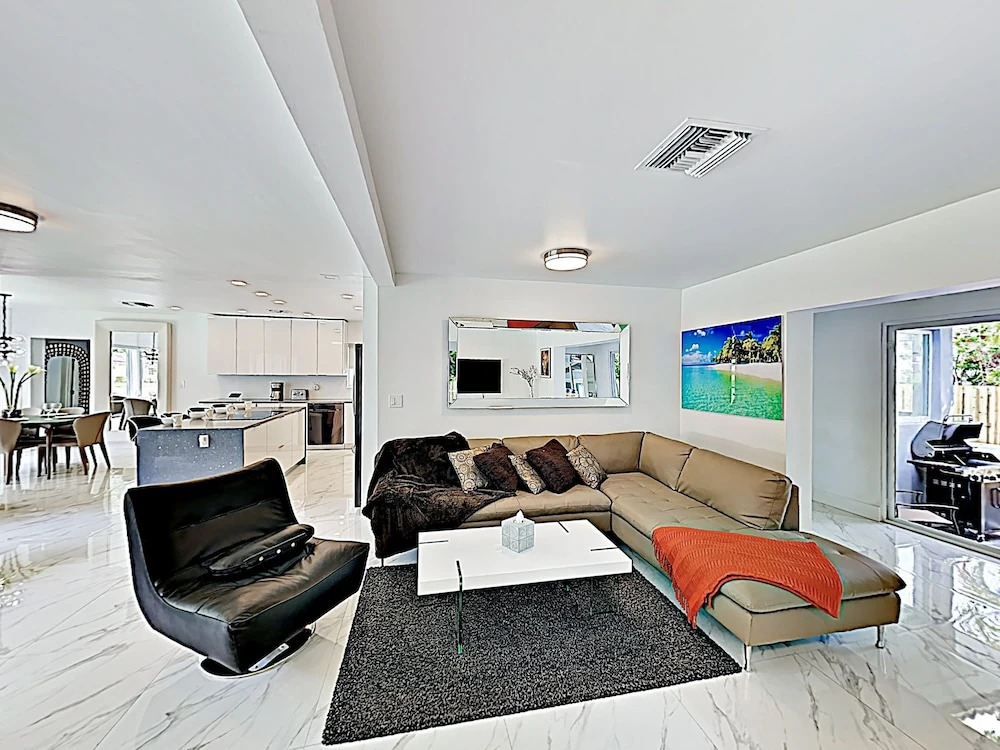 New Listing! Ultra-modern Luxury W/ Hot Tub 4 Bedroom Home