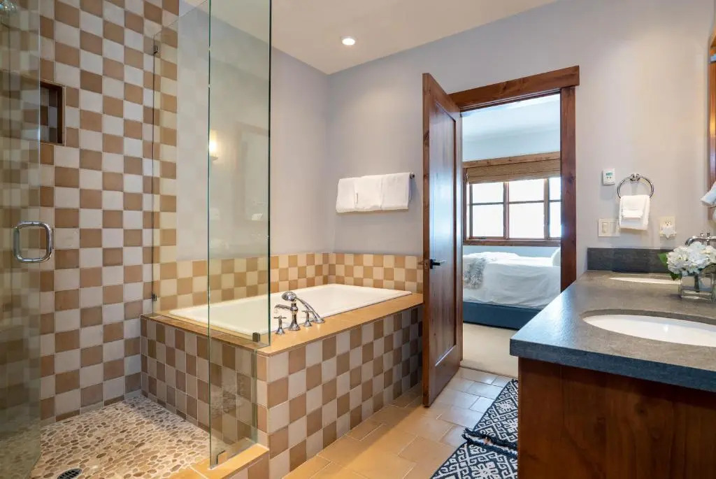Luxury 4BD True Ski-In/Ski-Out Mid-Mountain Residence - Trailside Northstar