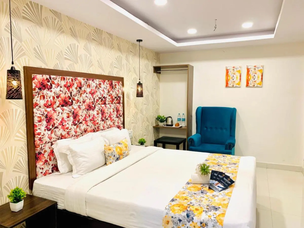 Hotel oak by Mega Groups