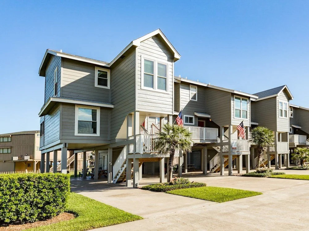 17601 San Luis Pass Road Home - 3 Br townhouse by RedAwning