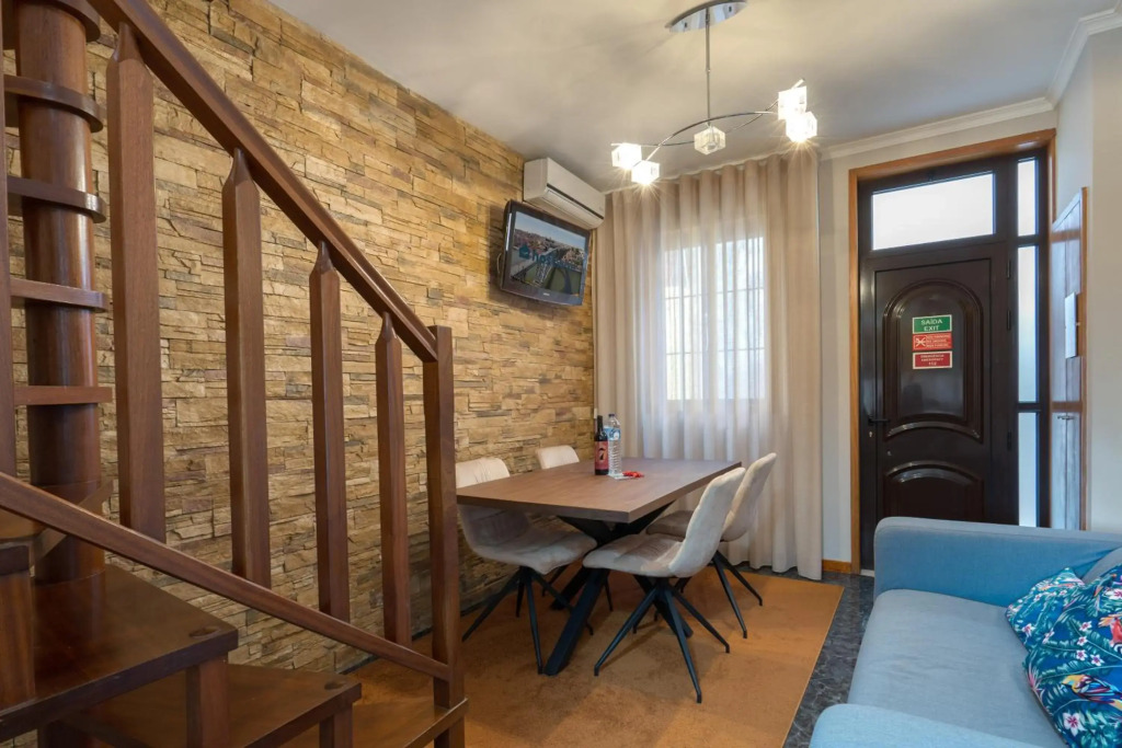 Host Wise - Lovely & Cozy House - Prime Location